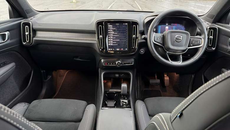 Volvo XC40 2.0 B4P Plus Dark 5dr Auto Petrol Estate